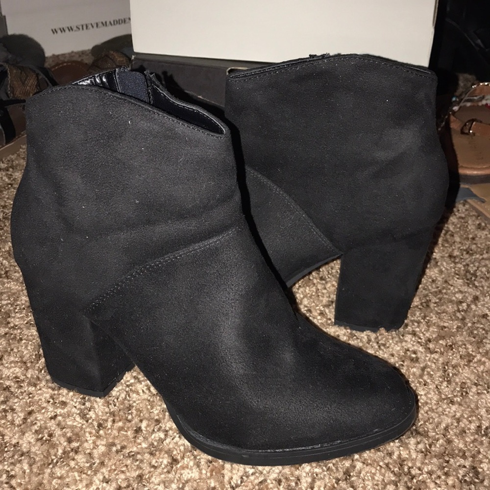 Very very cute black booties with block heel